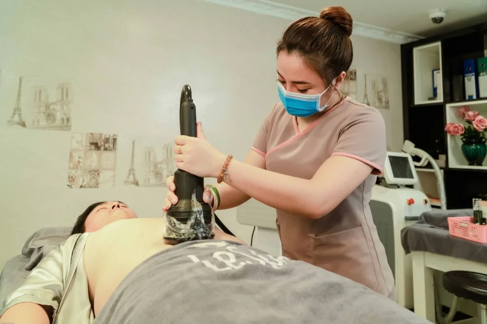 Đắp mặt nạ dưỡng da